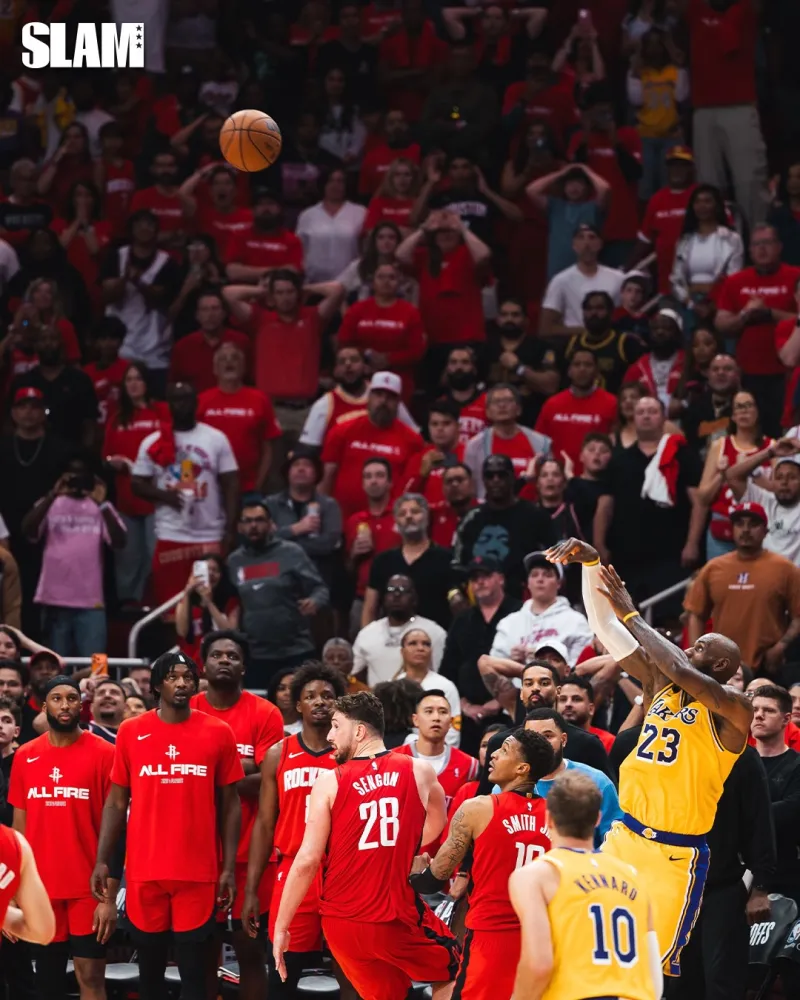 开云在线登录-一击必中！SLAM晒詹姆斯绝平三分时火箭球员及观众众生相